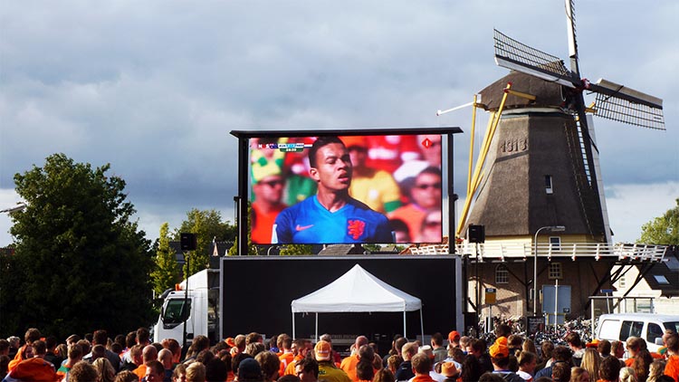 groot outdoor led scherm tijdens wk voetbal in regio zwolle