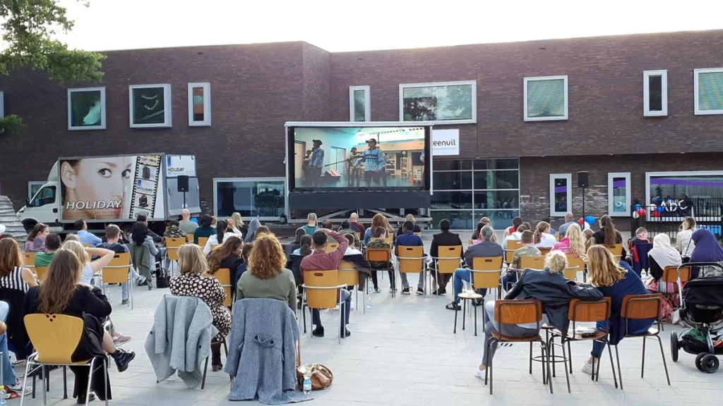 led scherm voor een openluchtbioscoop in deventer